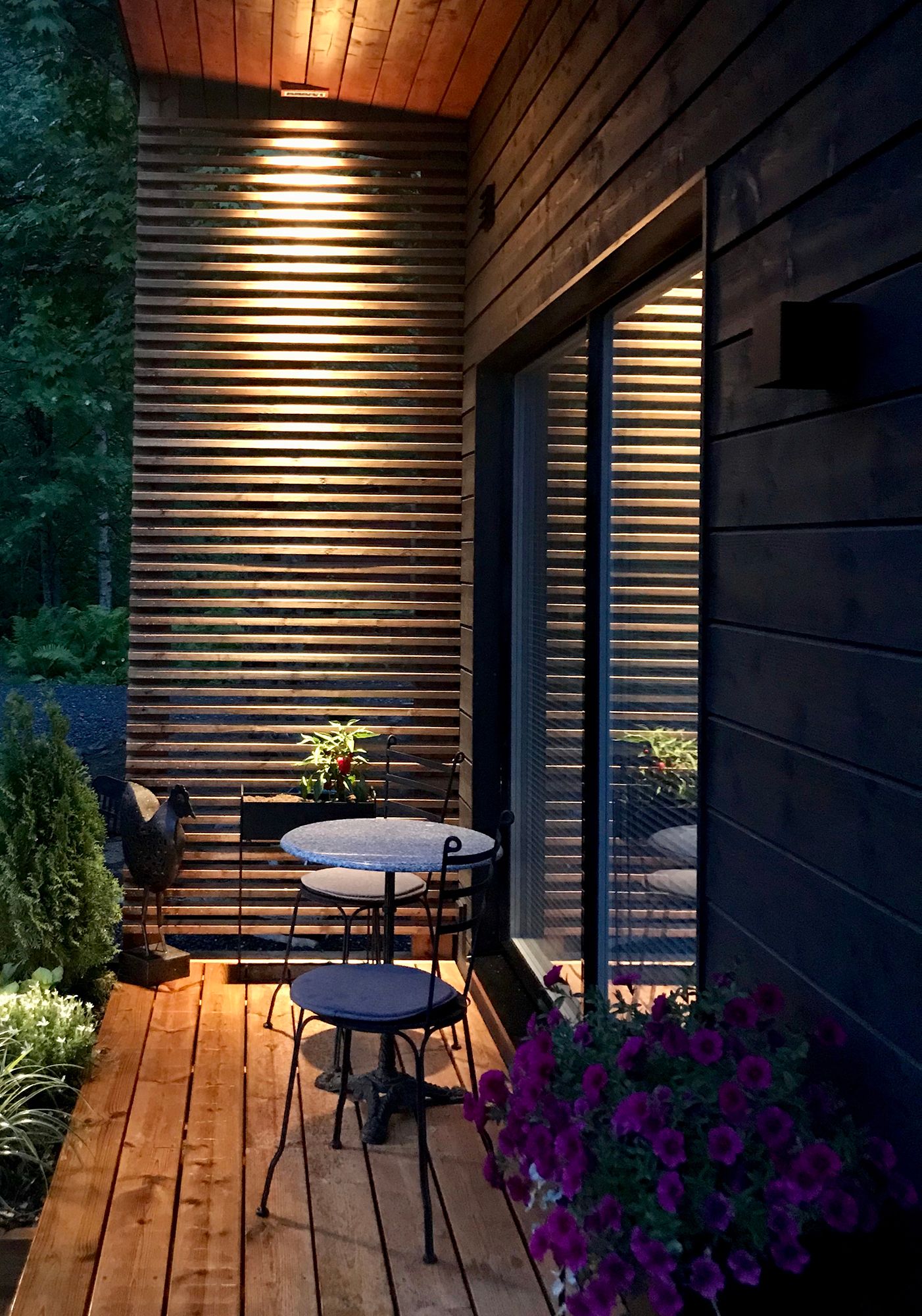A LINJA5 luminaire with a narrow beam illuminating the ceiling. Ledstore.fi
